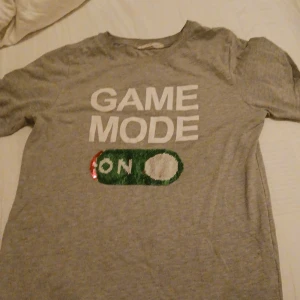 T-shirt  - En perfekt T-shirt för att visa på vilken mood du är i 