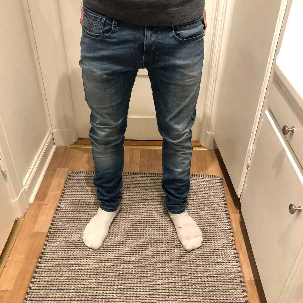 Jeans från replay i mycket bra skick-Storlek W33 L34-modellen är Anbass-killen på bilden är 182-kom dm om du har några funderingar . Jeans & Byxor.