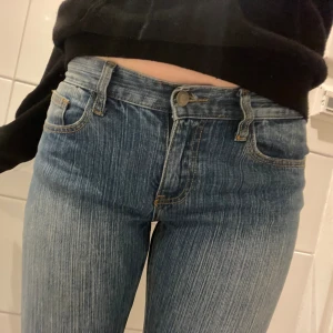 Brandy Melville Brielle jeans💘 - Jeans från brandy. Typ inte använda eftersom jag äger andra liknande😇 Låg/midwaisted. (Kom privat för fler bilder)