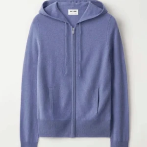 Blå Soft Goat Zip Hoodie - Nypris: 2500 kr Mycket bra skick! Storlek: S Helt slutsåld färg! 100% Kashmir