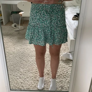 Kjol - Jätte somrig kjol från zara i storlek S! Har aldrig använt! Det är shorts under💖