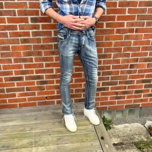 Diesel ”Thanaz” jeans  - Tja! Nu säljer vi ett par riktigt sköna slimjeans från diesel i storlek 34/34! Modellen är 192 lång och väger 84 kg. Nypris: 1299kr, vårt pris 599! Hör gärna av er vid frågor!🧐🤔