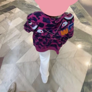 Bape hoodie  - Säljer min bape hoodie som är i storlek M, kedjan är lite sönder och använder den nt helt enkelt bah. Vne hur mycket jag ska sälja den för ?800 ksk men kan diskutera till ett annat pris vid snabb affär