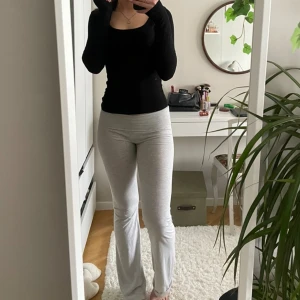 trendiga yoga pants - Sköna och jättefina byxor från Nelly som viks ner vid magen och blir lågmidjade men kan vikas ännu längre ner. Har haft dessa några månader men inte jätte använda då jag har fick ett extra par. 💕 Jag älskar längden på dessa 