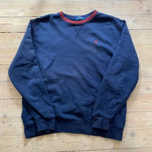 Polo Ralph lauren sweatshirt  - Säljer denna polo sweatshirt i färgen blå💯skick 10/10. Den är xl i barn storlek så sitter som s-m. Skriv till mig vid minsta lilla fråga🤗