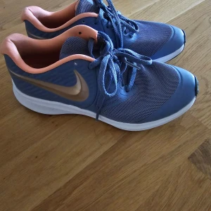 Star runner nike skor - Säljer star runner nike skor i storlek 35.5  Bra skick