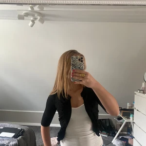 Volang stickad kofta - Bra skick, saknar en knapp (se bild)