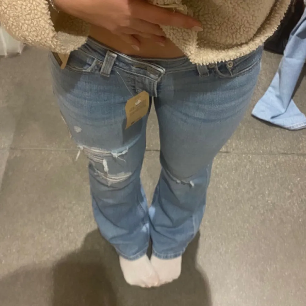 Säljer dessa super fina superlow bootcut jeans från Levi’s 💓 Tidigare par har lagts upp på min systers Plick. Jag säljer dessa som är helt identiska och helt oanvända med alla lappar kvar 💕Hör av dig för frågor,  om passform, mm.. ❤️(Jag är 164cm). Jeans & Byxor.