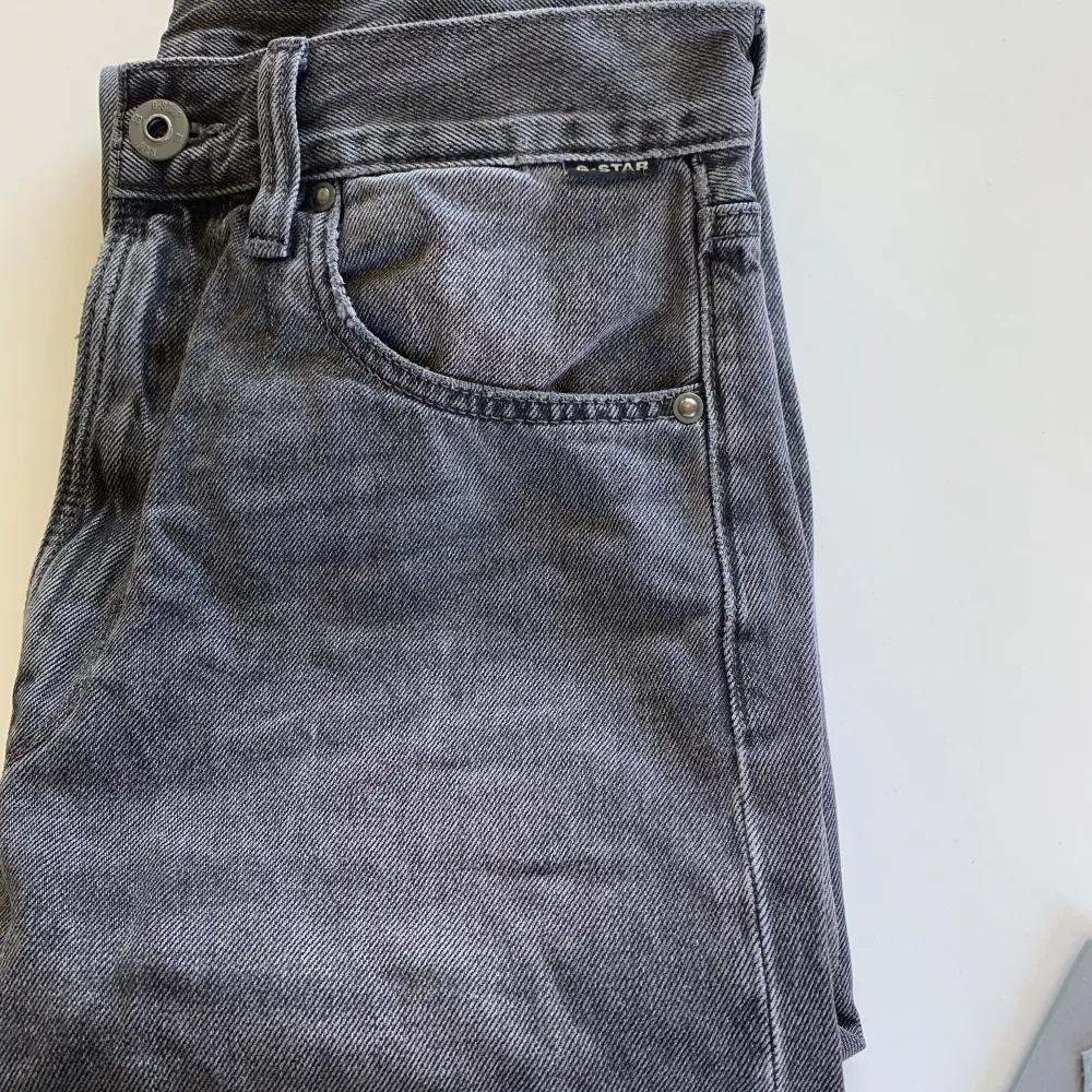 Säljer dessa jeansen från gstar raw, skicket är utmärkt inga defekter. Disclaimer för alla grischare, de är rätt vida i benen alltså inte så grisch. Kom privat vid frågor. Jeans & Byxor.