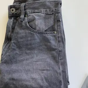 Säljer dessa jeansen från gstar raw, skicket är utmärkt inga defekter. Disclaimer för alla grischare, de är rätt vida i benen alltså inte så grisch. Kom privat vid frågor