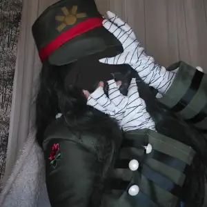 !!TRYCK EJ PÅ KÖP NU!! It has been used 4 times (one of those times at a con)It's modified to have a rose on the sleeve, a flower on the collar, and the sides of the green jacket black. Wig, armband, bandages not included. Bought for 768kr
