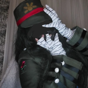 Korekiyo Shinguji Cosplay  - !!TRYCK EJ PÅ KÖP NU!! It has been used 4 times (one of those times at a con)It's modified to have a rose on the sleeve, a flower on the collar, and the sides of the green jacket black. Wig, armband, bandages not included. Bought for 768kr