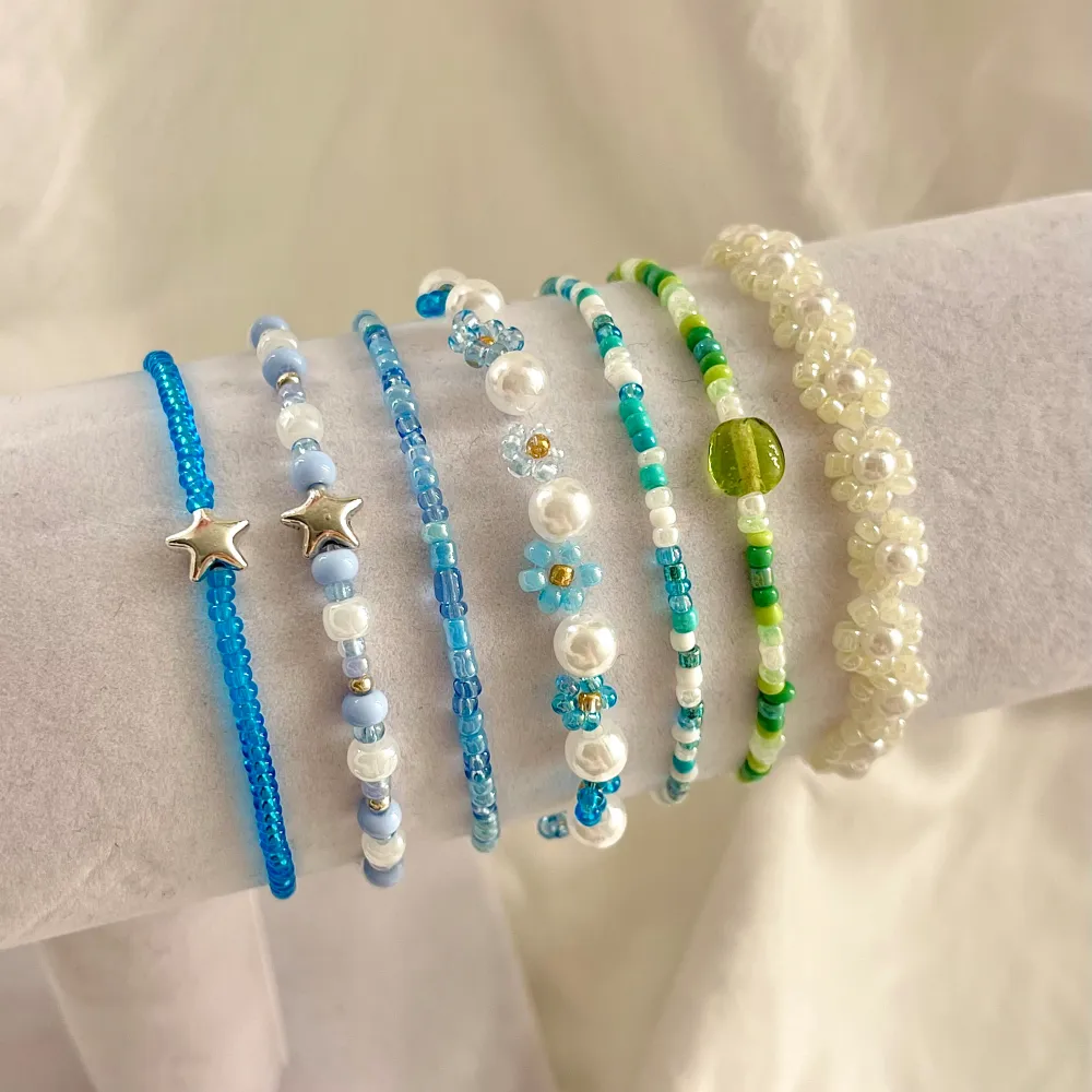 Perfekta armbanden för sommaren🤩🩷🌴🌊 Välj både storlek och design själv. Från 30kr styck beroende på design. Icke Spårbar frakt 15kr. Spårbar frakt 58kr. Bjuder på icke Spårbar frakt vid köp av 3 eller fler armband. Betalning sker via Swish🤗🩷🌸. Accessoarer.