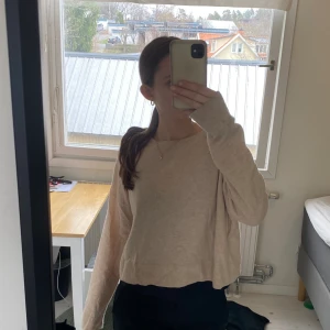 Stickad tröja  - Fin stickad tröja från Hm, säljer för att jag inte använder den☺️ st Xs men skulle passa S också. Pris kan diskuteras☺️