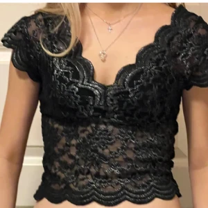 Zara topp  - Så sjukt fin tröja från zara i svart o silvrig spets, i storlek s😍