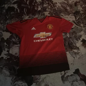 Manchester United tröja - Medium storlek, passar perfek för dig som behöver en man u tröja inför sommaren