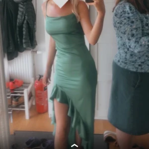 Balklänning - Storlek S, använd en gång, går ej att köpa längre för köpte för flera år sedan. Jag är 174 cm lång💞