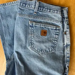 Vintage Carhartt jeans! Ett hål på knät och mindre defekter/tecken på användning finns men i överlag fint ”vintage skick”! :) 