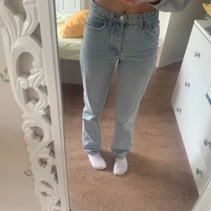  Ljusblå jeans - Ett par jättesnygga ljusblå jeans från Zara i deras ”midwaist straight leg” modell! Använt skick🌸