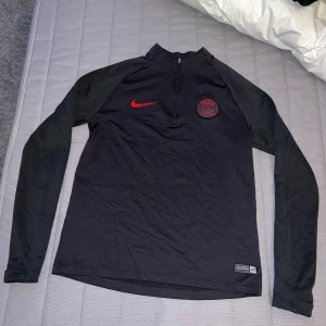 Psg tröja - Lillebrors tröja! Är bra kvalitet och han behöver den inte längre! 