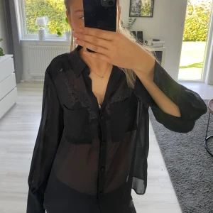 Blus från zara  - Svart genomskinlig skjort blus från zara! Knappar på ärmar och fickor på bröstet! Jätte söt och fin både till vardag och fest! Aldrig använd med prislapp ej kvar, 💞☺️ Hör av dig vid intresse eller mer information/bilder!