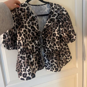 Blus - Supergulliga leopard blus, köpt utomlands! Stl xs/s