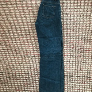 Wood wood jeans W29 - Snygga, sparsamt använda blåjeans från danska designmärket Wood wood. Rak modell, hyfsat smal passform. Säljs pga för små i midjan för mig. 
