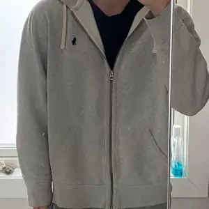 Säljer en knappt använd grå Ralph Lauren zip hoodie, XL Nyskick