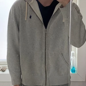 Ralph Lauren zip - Säljer en knappt använd grå Ralph Lauren zip hoodie, XL Nyskick