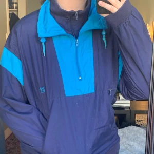 Vindjacka  - Vintage vindjacka köpt second hand, har 200 Andra, så säljer denna skitcoola!! Två olika dragkedjor som går att ha på olika sätt. Vet inte hur vintage den är, Men jag jag har knappt använt den