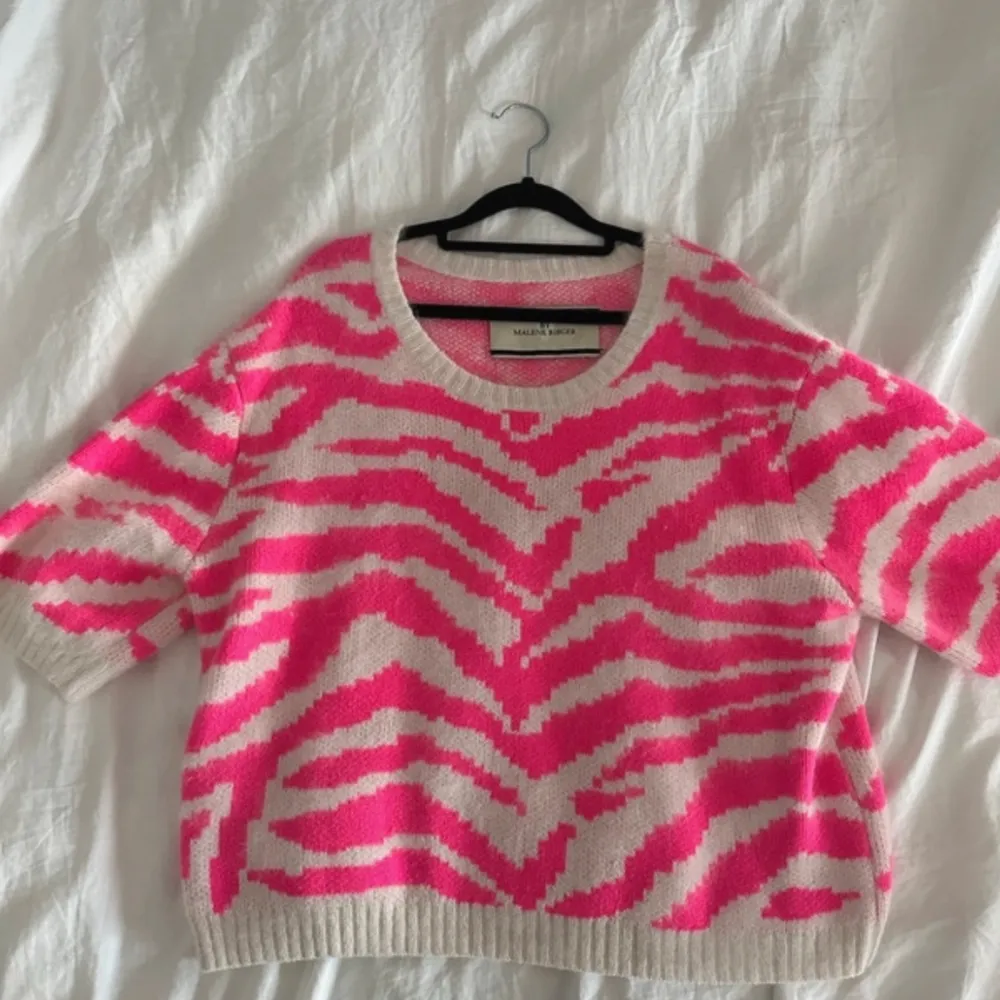 Säljer denna stickade t-shirt från Malene birger! Den har ett coolt zebra rosa mönster och är jätte mjuk och skön att ha på dig. Storlek M men passar S❤️. Stickat.