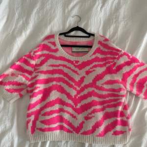 Säljer denna stickade t-shirt från Malene birger! Den har ett coolt zebra rosa mönster och är jätte mjuk och skön att ha på dig. Storlek M men passar S❤️
