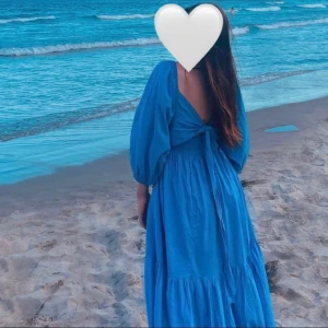 Sommarklänning - Jättefin blå klänning som passar perfekt till sommaren, passar mig som vanligtvis är en S. Aldrig använd endast testad. Går att använda på två sätt som första bilden(lånad bild) eller andra.💞