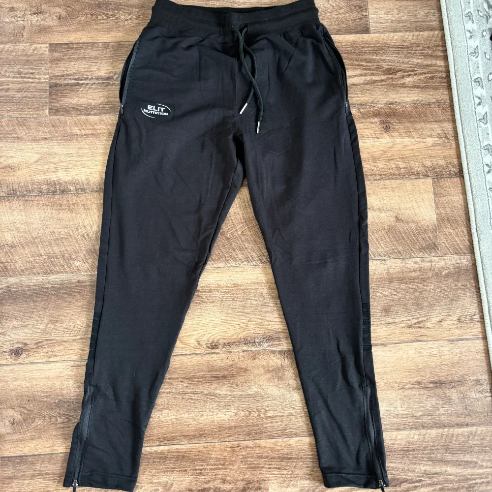 Elit nutrition Joggers Träningsbyxor, helt nya och aldrig använda. Super snygga och sköna byxor till gymmet eller liknande. Storlek M. Jeans & Byxor.