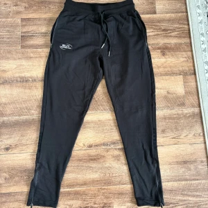 Elit nutrition Joggers Träningsbyxor  - Elit nutrition Joggers Träningsbyxor, helt nya och aldrig använda. Super snygga och sköna byxor till gymmet eller liknande. Storlek M