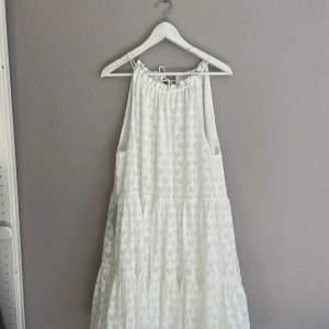 En vit somrig klänning från Hm☀️Aldrig använd med lappar på eftersom den var lite lång, passar de som är ca 170. 