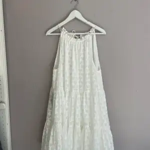 En vit somrig klänning från Hm☀️Aldrig använd med lappar på eftersom den var lite lång, passar de som är ca 170. 