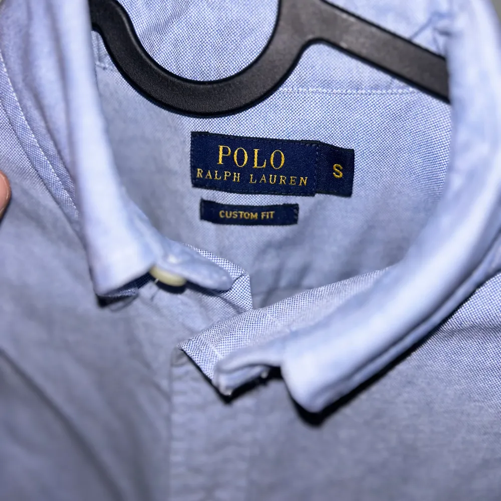 Ralph lauren skjorta, säljer den pga är lite för liten. Andvänd 2/3 gånger 10/10 skick. Pris kan diskuteras. Skjortor.