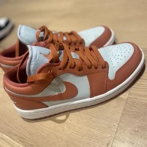 Jordan low 1 - Låga jordans i storlek 38 som är använda 1 gång. Dom är helt nyinköpta men säljer då dom är för stora för mig.