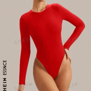 Röd body - Röd långärmad body! Färgen är mer som första bilden. Aldrig använd, säljer då den itne gick att returnera. Bra kvalite men valde en annan då denna inte passade tillfället jag tänkte använda på!! Storlek M/L