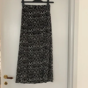 Långkjol - Långkjol med två slitar☀️ perfekt till sommarn💗 Köpt från sellpy men ursprungligen från hm med kappen kvar🩷