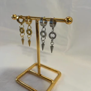 Örhängen  - Super fina nickelfria örhängen! Finns i både silver & guld. Köp för 99kr/st Eller 185kr/paret Modell 100 Smyckeställningen finns även också att köpa för 299kr!