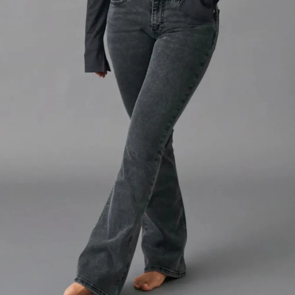 Supertrendiga low waist bootcut jeans från Gina tricot i storlek 34. Gott skick och inga defekter, köpta för 500kr💗. Jeans & Byxor.