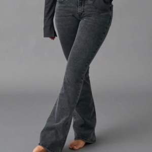 Supertrendiga low waist bootcut jeans från Gina tricot i storlek 34. Gott skick och inga defekter, köpta för 500kr💗