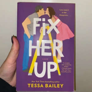 Bok av Tessa Bailey - Superbra bok! Läst en gång, ny pris 199kr, den är på engelska 🥰