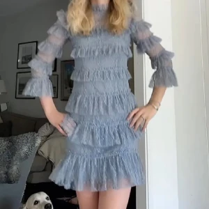 By malina klänning - Säljer denna klänningen från by malina i storlek xs då färgen inte passade mig, första 2 bilderna är lånade och sista är min. Klänningen är lite grålila 💞