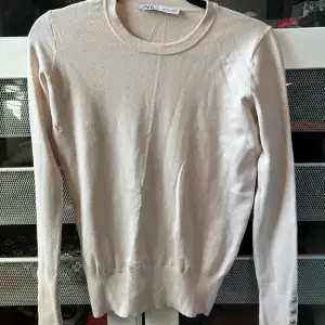 Långärmad t-shirt från Zara. Strl S. 50kr