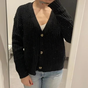 Svart kofta - Jag säljer den här varma stickade tjocktröjan från lager 157. Använt ett fåtal gånger och säljer den nu för att den inte kommer till användning.  (Skriv gärna för mer bilder eller om du har frågor kring tröjan!) 