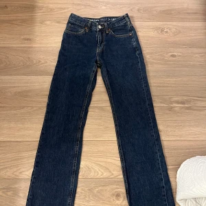 Lågmidjade jeans  - Säljer dessa supersnygga mörkblåa jeansen från BikBok. De är lågmidjade och raka i modellen. Storlek 24/32. Använd några fåtal gånger och i superbra skick.💗 