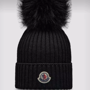 Moncler mössa - Säljer min moncler mössa. Ny skick använd fåtal gånger. Går ner i pris vid snabb affär! Äkta, box och kvitto/tags medföljer. (Skriv för egna bilder)